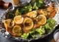 Saludable salmón empapelado con brócoli (con ajo y limón)