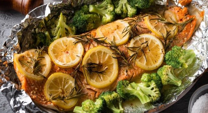 Saludable salmón empapelado con brócoli (con ajo y limón)