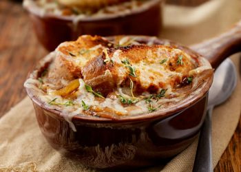 Sopa de cebolla con queso y vino tinto