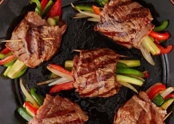 Disfruta de unos rollitos de carne rellenos con verduras