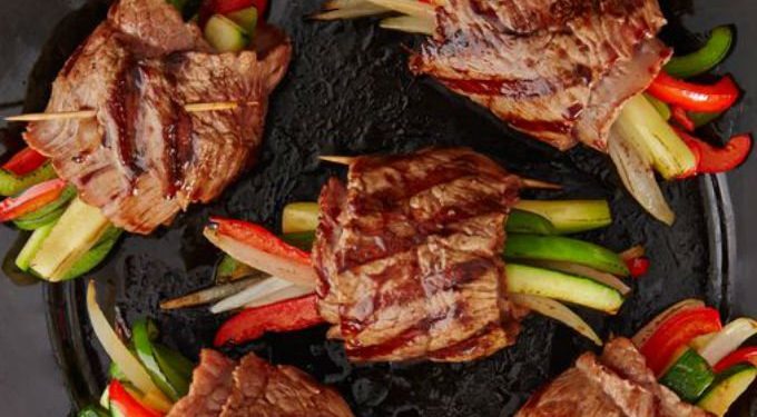 Disfruta de unos rollitos de carne rellenos con verduras