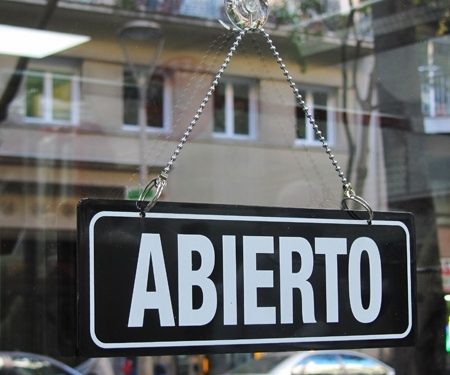 A partir de hoy el cierre de negocios se extiende a las 10 de la noche