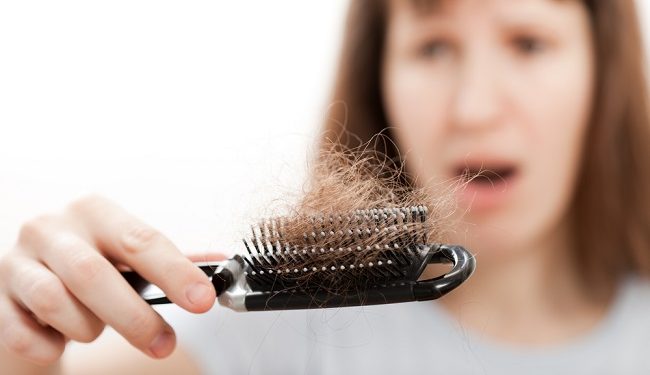 Cómo frenar la caída del cabello con estos sencillos pasos