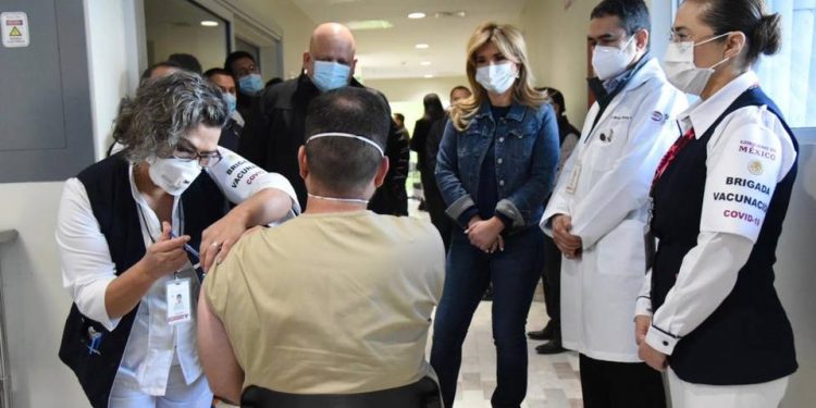 Recibe personal de salud segunda dosis de vacuna contra COVID-19