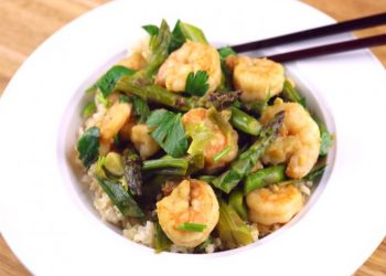 Camarones salteados con espárragos al estilo oriental