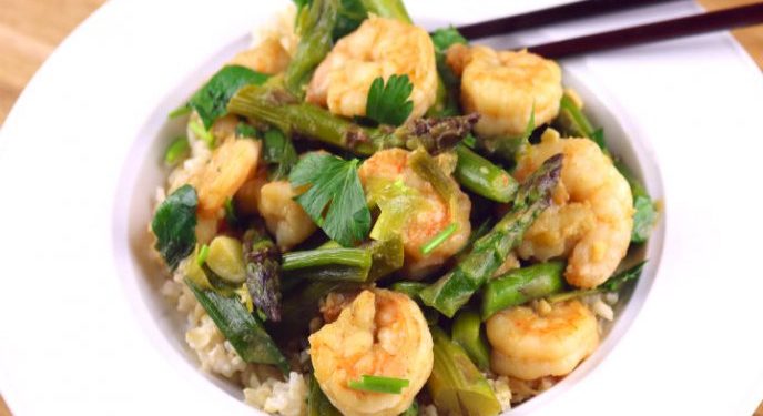 Camarones salteados con espárragos al estilo oriental