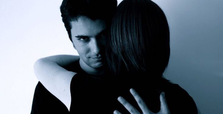 ¿Alguien intenta chantajearte emocionalmente? Estas son las señales
