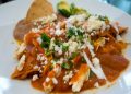 Chilaquiles con salsa de frijol y chipotle