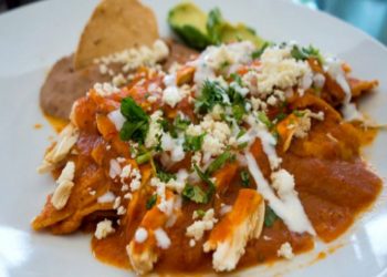Chilaquiles con salsa de frijol y chipotle
