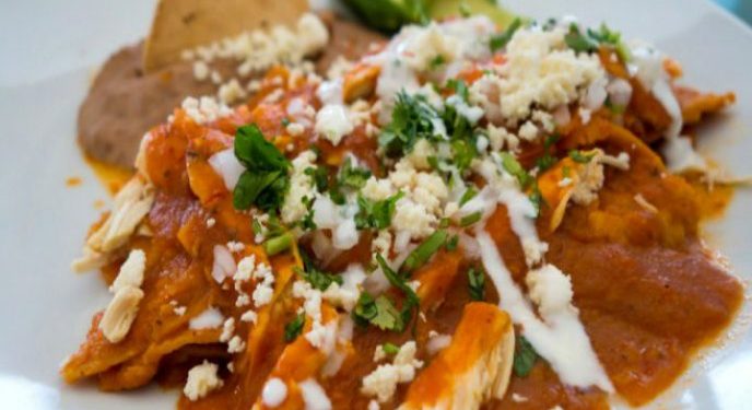 Chilaquiles con salsa de frijol y chipotle