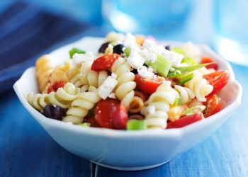 Ensalada griega de pasta con vinagreta de vino tinto
