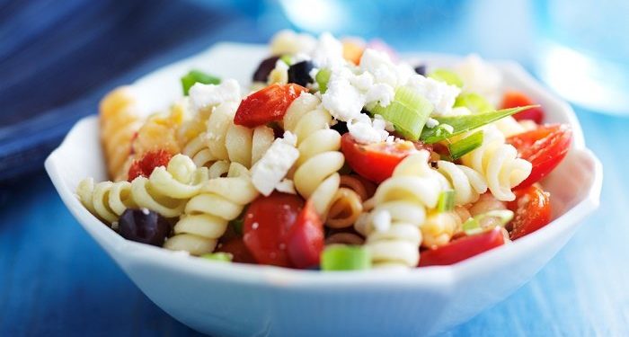 Ensalada griega de pasta con vinagreta de vino tinto
