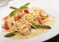 Pasta con camarones y espárragos