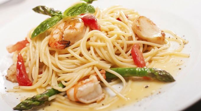 Pasta con camarones y espárragos