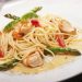 Pasta con camarones y espárragos