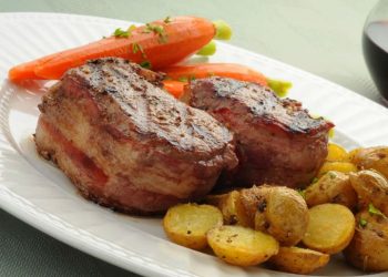 Disfruta de un delicioso filete con jamón y tocino
