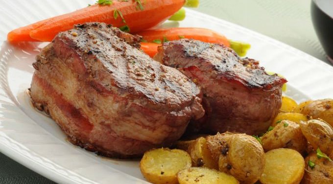 Disfruta de un delicioso filete con jamón y tocino