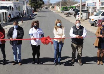 Obras de pavimentación, apoyos y becas para habitantes de Fronteras y Cumpas