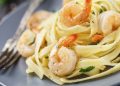 Rica pasta al ajo con camarones y arúgula