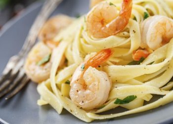 Rica pasta al ajo con camarones y arúgula