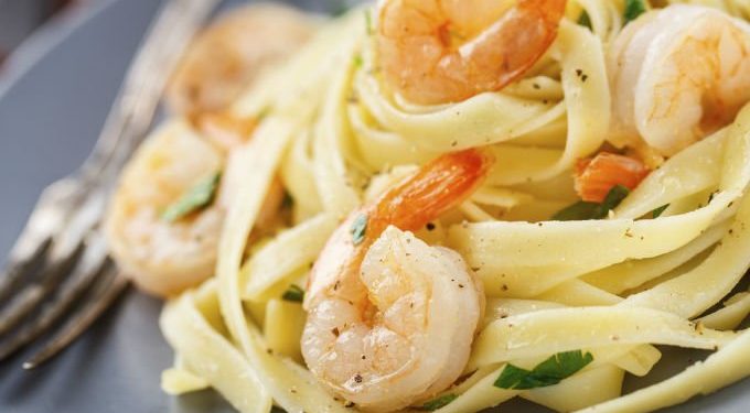 Rica pasta al ajo con camarones y arúgula