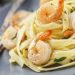 Rica pasta al ajo con camarones y arúgula