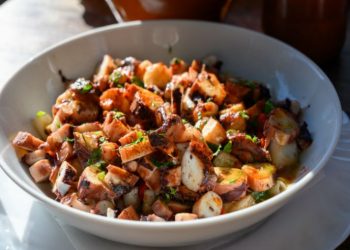 Delicioso pulpo al mojo de ajo para disfrutar en familia, ¡receta fácil!