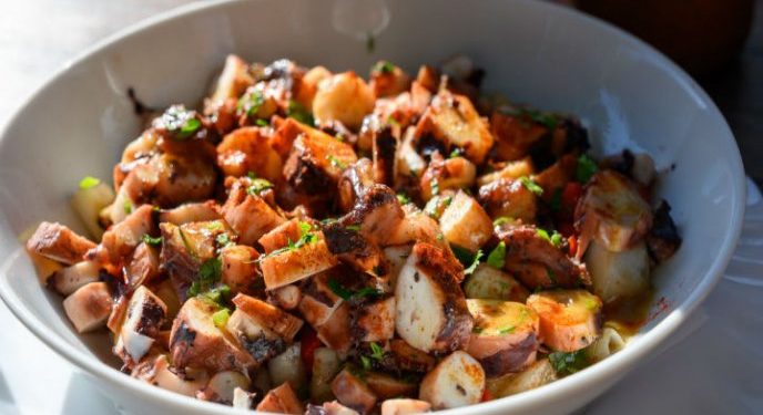 Delicioso pulpo al mojo de ajo para disfrutar en familia, ¡receta fácil!