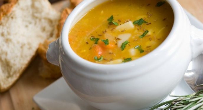 Sopa de ajo con pollo para reconfortar al alma