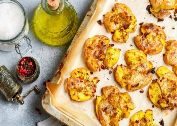 Deliciosas papas cambray explotadas con ajo y perejil