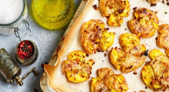 Deliciosas papas cambray explotadas con ajo y perejil