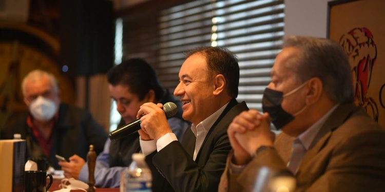 Alfonso Durazo dialoga con periodistas sobre su compromiso social