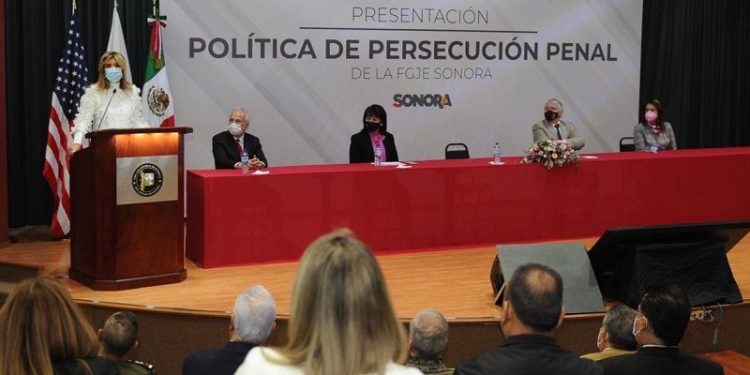 Atestigua Gobernadora presentación de documento de Política de Persecución Penal de la FGJE
