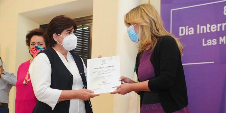 En el marco del día internacional de la mujer reconoce gobernadora a trabajadoras de la salud