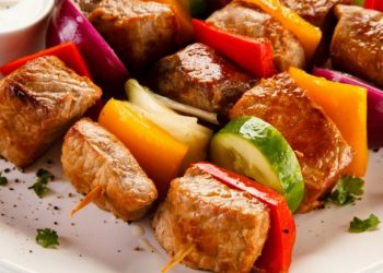 Deliciosas brochetas de pollo adobadas