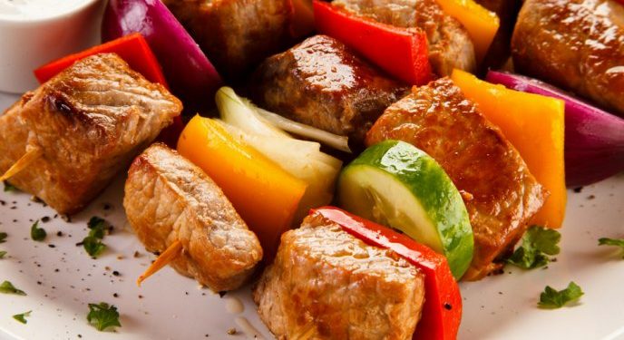 Deliciosas brochetas de pollo adobadas