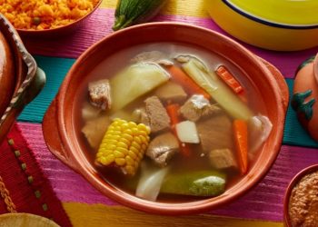 Caldo tlalpeño con carne de res y chile morita