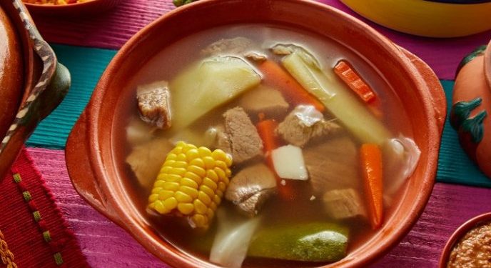Caldo tlalpeño con carne de res y chile morita