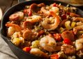 Prepara un delicioso empapelado de camarones con arroz y salchicha