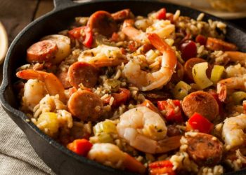 Prepara un delicioso empapelado de camarones con arroz y salchicha