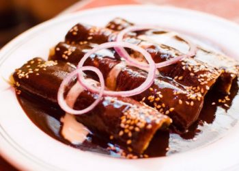 Disfruta de esta deliciosa receta “Enmoladas o enchiladas de mole”