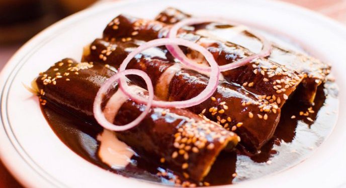 Disfruta de esta deliciosa receta “Enmoladas o enchiladas de mole”
