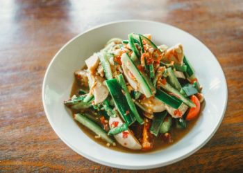 Ensalada de pepino estilo oriental con soya, ajo y jengibre