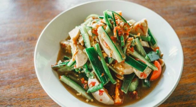 Ensalada de pepino estilo oriental con soya, ajo y jengibre