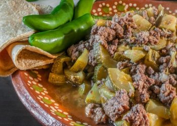 Saludable guisado de carne de res con calabacitas