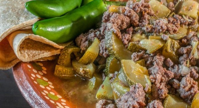 Saludable guisado de carne de res con calabacitas