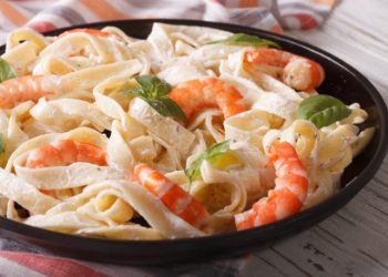 Pasta Alfredo con camarones