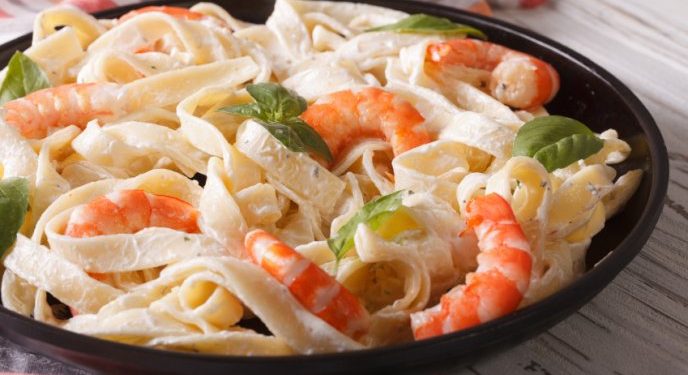 Pasta Alfredo con camarones
