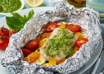 Saludable pescado empapelado con verduras, ¡en sartén!