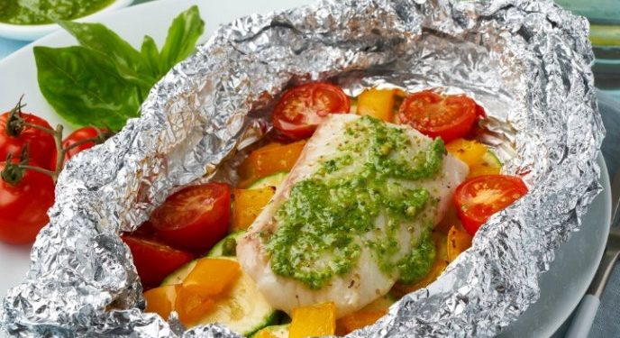 Saludable pescado empapelado con verduras, ¡en sartén!
